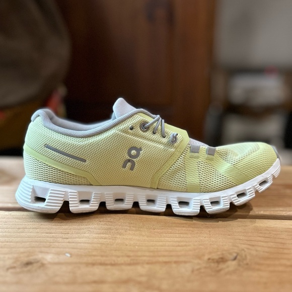 ON CLOUD 5 Running Shoes Hay Frost Women Sneakers 8 - Picture 4 of 16